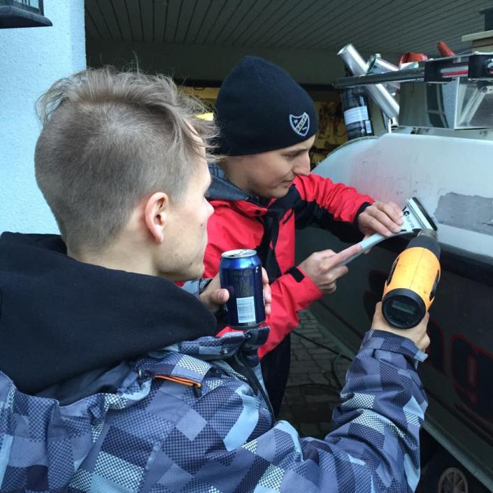 Teippauksien poistoa kuumailmapuhaltimen kera.