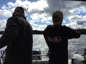 Tomi vetää haukea kyytiin 